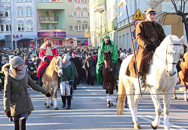  Wielu koszalinian zdobyło się na przywdzianie papierowych koron 