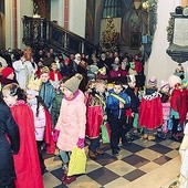  Maluchy z wielką radością biorą udział w tej inicjatywie