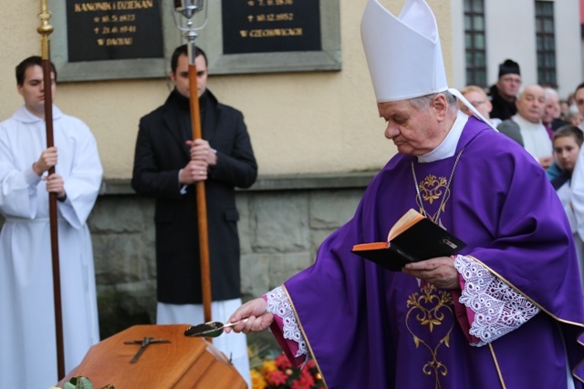 Ostatnie pożegnanie śp. ks. kan. Karola Psurka