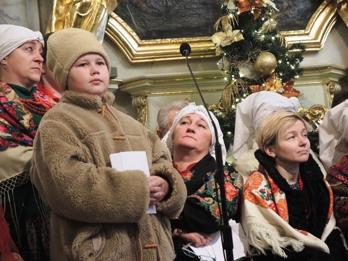 Górale przed obrazem Pani Ziemi Żywieckiej w Rychwałdzie