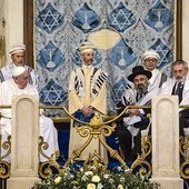 Rzym, 17 stycznia 2016 Franciszek jako trzeci papież w historii odwiedził z okazji Dnia Judaizmu rzymską synagogę. Podobnie jak jego dwaj poprzednicy Ojciec Święty modlił się ze społecznością żydowską Wiecznego Miasta. Przypomniał, że Kościół potępia wszelkie formy antysemityzmu.