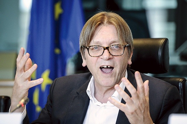 Guy Verhofstadt krytykuje polski rząd, zapominając, że kiedy był premierem Belgii, w jego kraju przez 1,5 roku nie zdołano utworzyć rządu, a jedna ze stołecznych dzielnic stała się wylęgarnią terrorystów atakujących dziś europejskie miasta