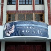  Wejście do sanktuarium Matki Bożej Kochawińskiej w Gliwicach, obok którego znajduje się Centrum „Theotokos”