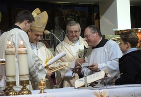 Bierzmowani podarowali bp. Romanowi Pindlowi "Drzewo Miłosierdzia", przygotowane na podstawie Ewangelii św. Mateusza