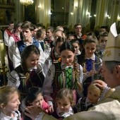 Na jubileuszu bp. Henryka Tomasika zaśpiewał ludowy zespół z Wolanowa