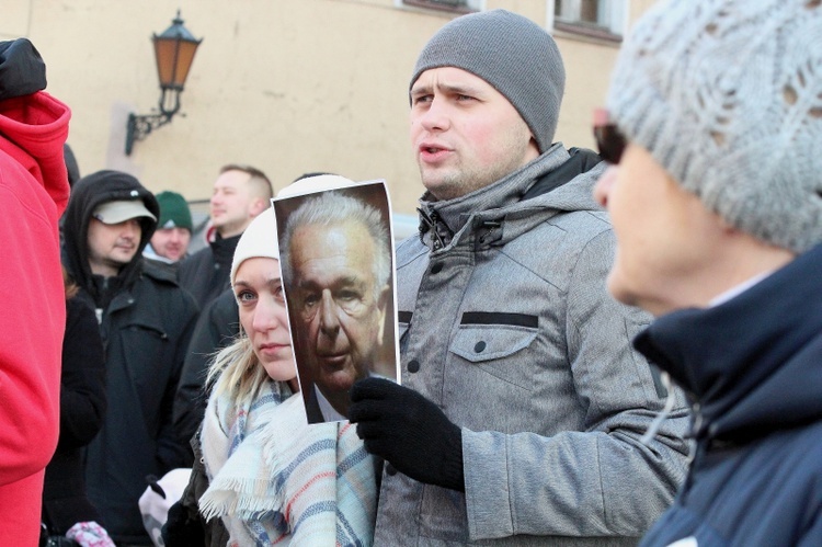 Manifestacja Komitetu Obrony Demokracji w Olsztynie