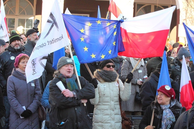 Manifestacja Komitetu Obrony Demokracji w Olsztynie