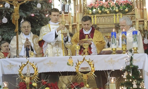 Bp Roman Pindel przewodniczył uroczystemu powitaniu Znaków Miłosierdzia w parafii wilkowickiej