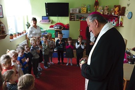  Pytania zadawane przez przedszkolaka zaskoczą nawet biskupa