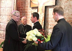 Ks. Mirosław Milewski przyjmuje gratulacje od bp. Piotra Libery  i bp. Romana Marcinkowskiego