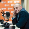 Rafał Porzeziński  – dziennikarz radiowy, pracował m.in. w radiowej Trójce, Radiu Zet czy katolickim Radiu Józef. Twórca programów telewizyjnych w mediach komercyjnych i publicznych, współtwórca Stowarzyszenia „Twoja Sprawa”, współtwórca i wydawca „12 kroków do wolności nie tylko dla chrześcijan”. Założyciel wydawnictwa Raj Media. Obecnie dyrektor Pierwszego Programu Polskiego Radia.