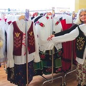  Barbara Biedrzycka prezentuje garderobę „Jagódek”, w której znajdują się folklorystyczne stroje z wielu regionów Polski