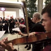 – Chcemy wychwalać Boga i być świadkami, którzy nie wstydzą się Tego, dla którego śpiewają i któremu oddają chwałę – mówi ks. Bogdan Kania