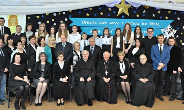 Bp Adam Odzimek w ZSS z gronem pedagogicznym, gośćmi i uczniami