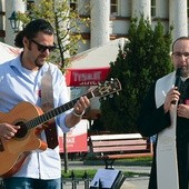  Ks. Łukasz Żaba i Sebastian Jokiel podczas ewangelizacji  na oleskim rynku