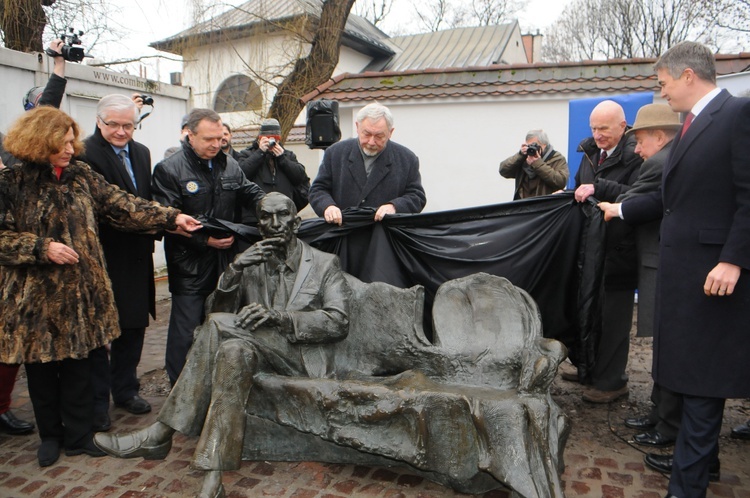 Ławeczka Jana Karskiego w Krakowie