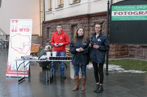 Wolontariusze ŚDM rozdawali herbatę na dworcu