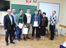 Laureaci i organizatorzy etapu szkolnego w ZSP nr 2 RCKUiP w Łowiczu