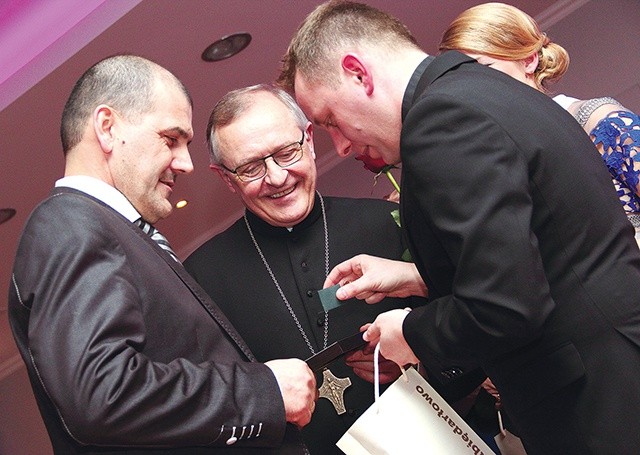  Biskup Dajczak wręczył nagrody sponsorom, którzy wspierają hospicjum na co dzień