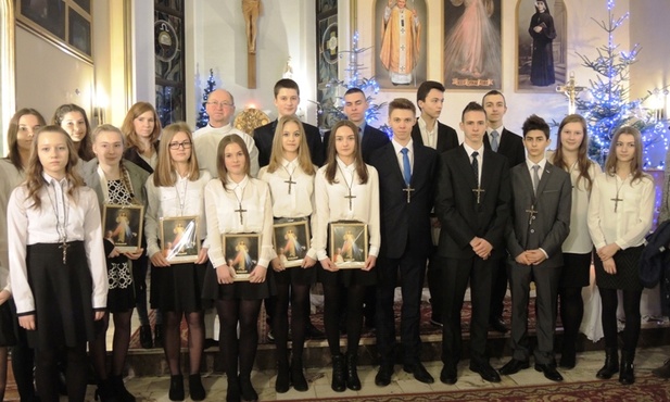 Młodzi parafianie bierzmowani w Janowicach w czasie peregrynacji