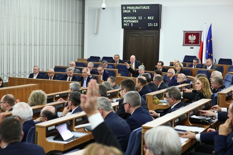 Senat przyjął ustawy ws. połączenia funkcji MS i PG