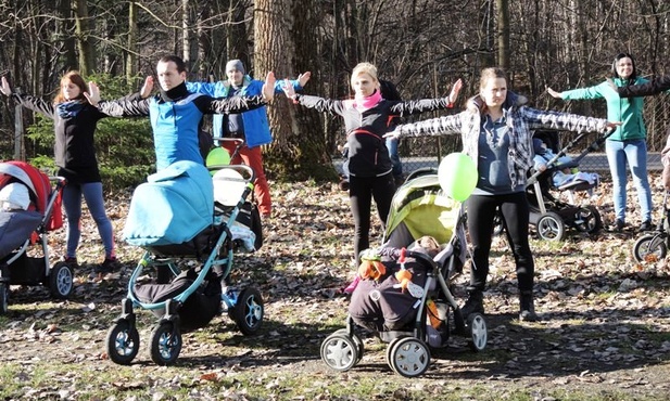 Rodzice razem ze swoimi pociechami na ćwiczeniach po intensywnym spacerze