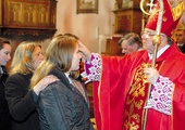  Około 9 tysięcy młodych ludzi przyjmuje co roku bierzmowanie w diecezji płockiej (na zdjęciu: bp Roman Marcinkowski udziela sakramentu bierzmowania w parafii Duninów)