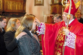  Około 9 tysięcy młodych ludzi przyjmuje co roku bierzmowanie w diecezji płockiej (na zdjęciu: bp Roman Marcinkowski udziela sakramentu bierzmowania w parafii Duninów)