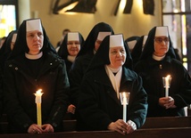 W modlitwie dziękczynnej wzięły udział siostry zakonne oraz ojcowie i bracia zakonni z różnych zgromadzeń