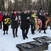 Uroczystości przed pomnikiem