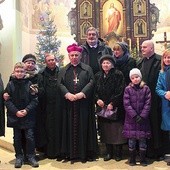 Rodzina bp. Wilhelma Pluty z bp. Janem Kopcem i ks. Sławomirem Madajewskim 