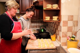 Danuta Bejda z córką Ewą całą noc spędziły w kuchni przy robieniu pączków