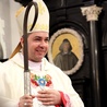 Bp Wojciech Osial z insygniami biskupimi