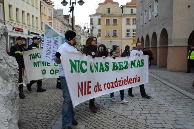 Manifestacja przeciw powiększeniu Opola