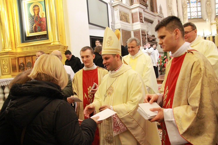 Święcenia biskupie ks. Leszkiewicza, cz. II. Goście i życzenia.