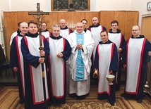  Od niedawna podkreśleniu rysu wspólnotowego służy specjalny strój, w którym bracia uczestniczą w liturgiach