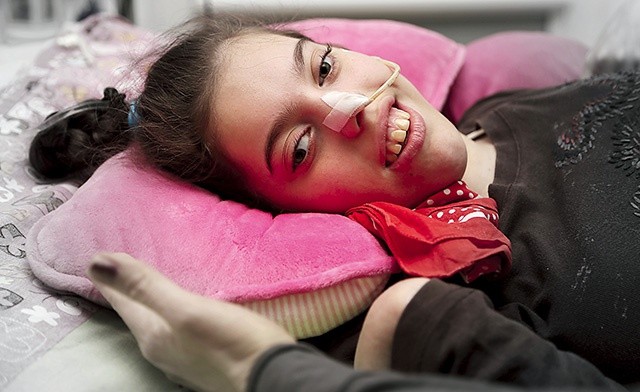 Alicja ma 15 lat. Dziewczynka cierpi na czterokończynowe porażenie mózgowe i lekooporną padaczkę