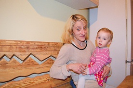  Pani Weronika Wilk i jej najmłodsza córka Kasia cieszą się z wyremontowanych pomieszczeń w zakopiańskim domu nieopodal sanktuarium na Krzeptówkach