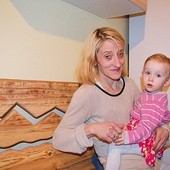  Pani Weronika Wilk i jej najmłodsza córka Kasia cieszą się z wyremontowanych pomieszczeń w zakopiańskim domu nieopodal sanktuarium na Krzeptówkach