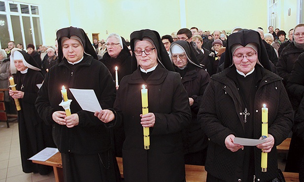 W diecezji zielonogórsko-gorzowskiej pracuje blisko 200 sióstr z 21 zgromadzeń zakonnych oraz ok. 100 zakonników z 10 zgromadzeń. Cztery kobiety zostały włączone do stanu dziewic konsekrowanych, a dwie do stanu wdów konsekrowanych