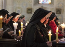 Siostry zakonne na modlitwie w Dniu Życia Konsekrowanego, 2 lutego, w płockiej katedrze