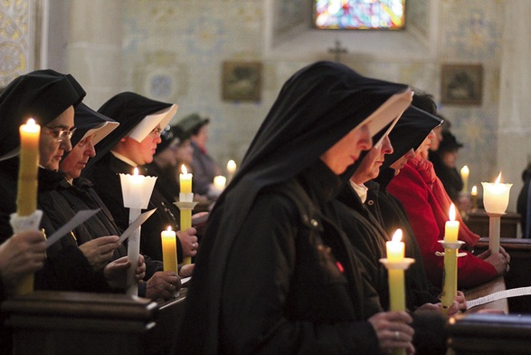 Siostry zakonne na modlitwie w Dniu Życia Konsekrowanego, 2 lutego, w płockiej katedrze