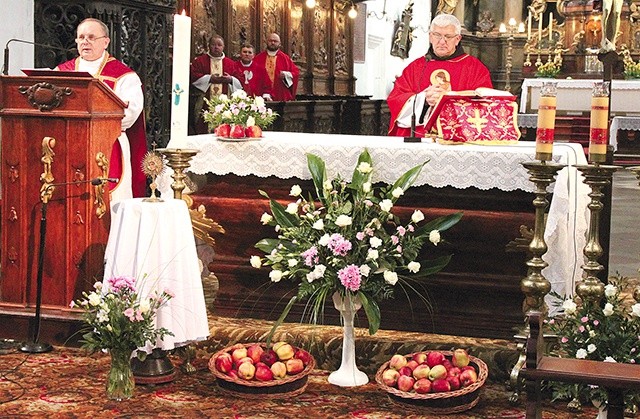 Pachnące owoce u stóp ołtarza przypominały historię sprzed wieków 