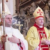  Po przyjęciu święceń nowy biskup otrzymał mitrę, pastorał i pierścień 