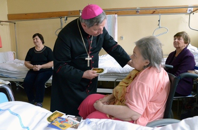 Po Mszy św. bp Henryk Tomasik odwiedził chorych w szpitalnych salach