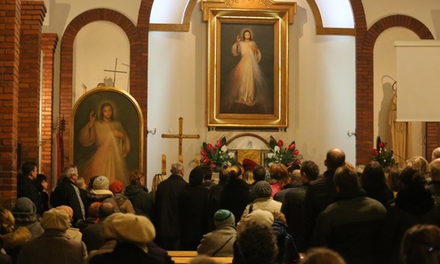 Przez dobę w prezbiterium sułkowickiego kościoła czczone były dwa obrazy Bożego Miłosierdzia