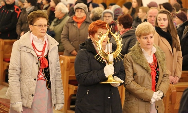 Relikwiarz św. Faustyny niosła delegacja gospodyń z Zagórnika