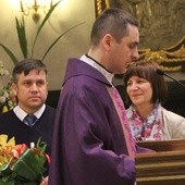  Ks. Grzegorz Tęcza dziękuje bp Piotrowi Turzyńskiemu za przewodniczenie Eucharystii Za chwilę zrobią to Iwona i Zbigniew Bielowie 