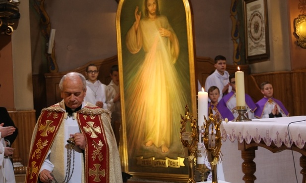 Ks. proboszcz Marian Mozgowiec w imieniu parafii powitał peregrynujące znaki Bożego Miłosierdzia