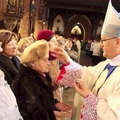 Podczas Eucharystii kapłani udzielali wiernym sakramentu chorych